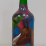Botella Caballo café en fondo azul y rojo 30 cms 2,010 Acrílico