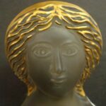 DM02290 Figura Cretoise Busto Femenino Dorado Ancho 10 Alto 9 Cms